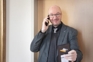 Landesbischo Tobias Bilz, am Telefon